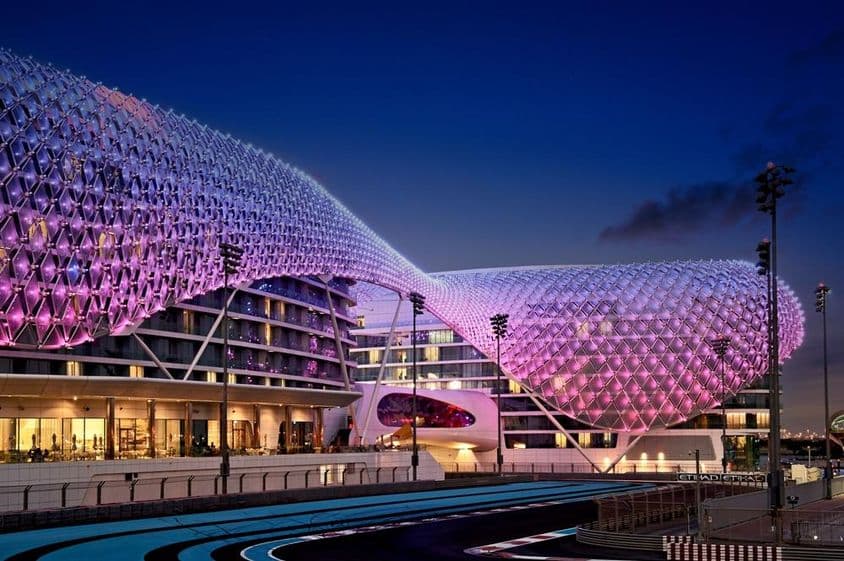 亚斯码头赛道在黑暗中被灯光照亮。