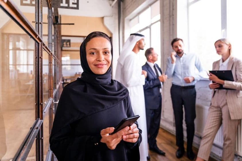 阿联酋员工在走廊中