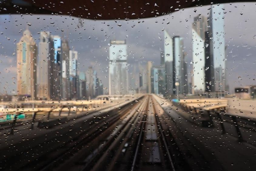 从地铁窗户看到的迪拜降雨。