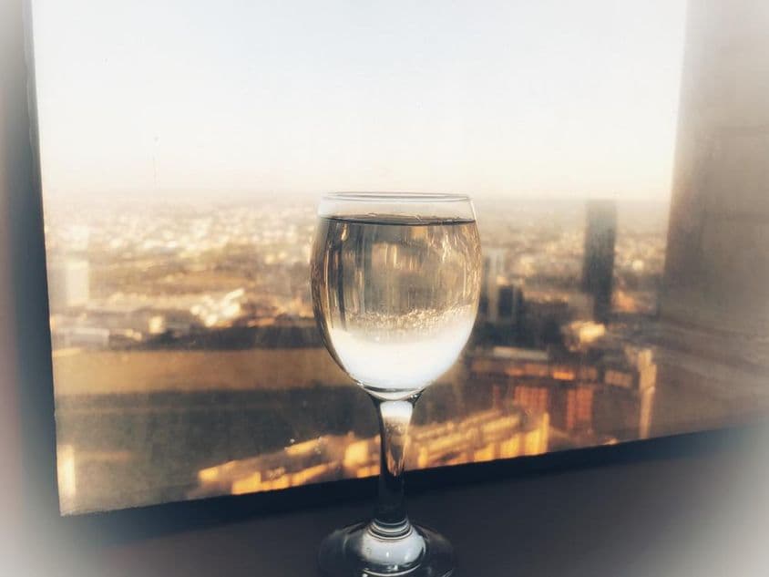 窗边一杯酒,城市景色