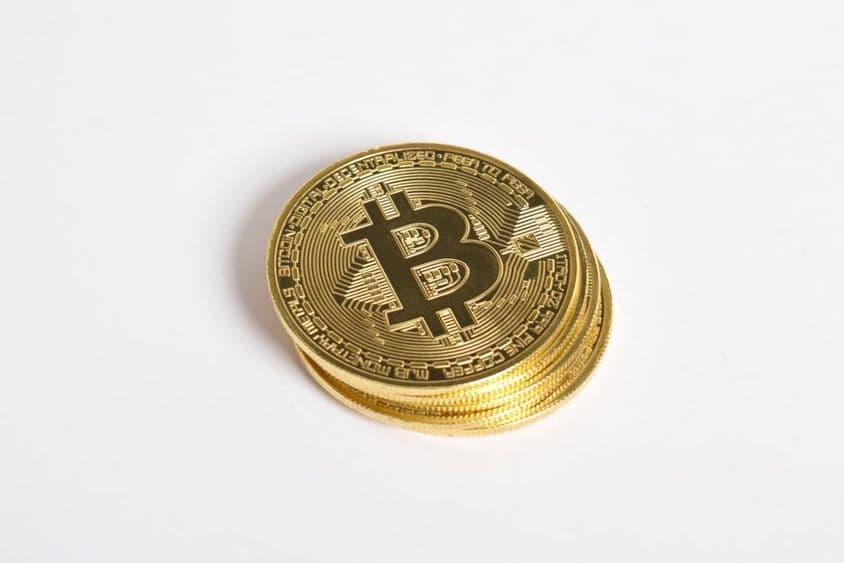 金色比特币硬币堆叠在一起