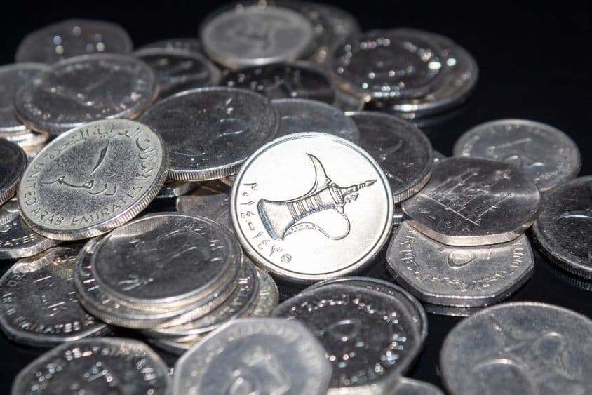一些一迪拉姆硬币散落在周围。