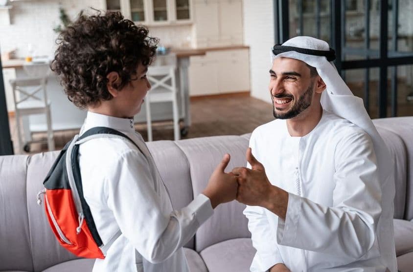 一位阿拉伯父亲和儿子准备去上学。