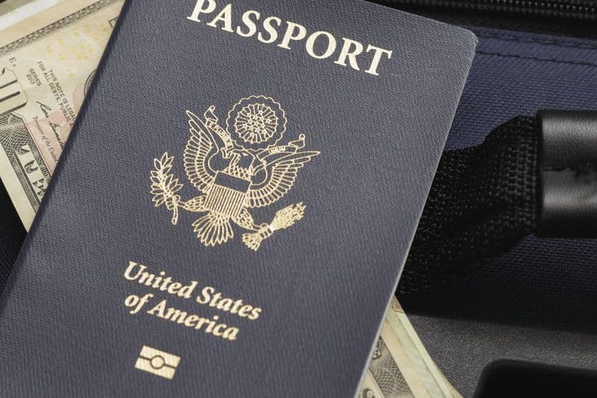 美国护照放在美元上。