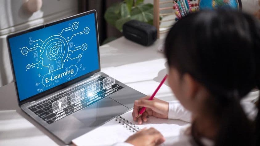 在家学习教育材料的女学生。