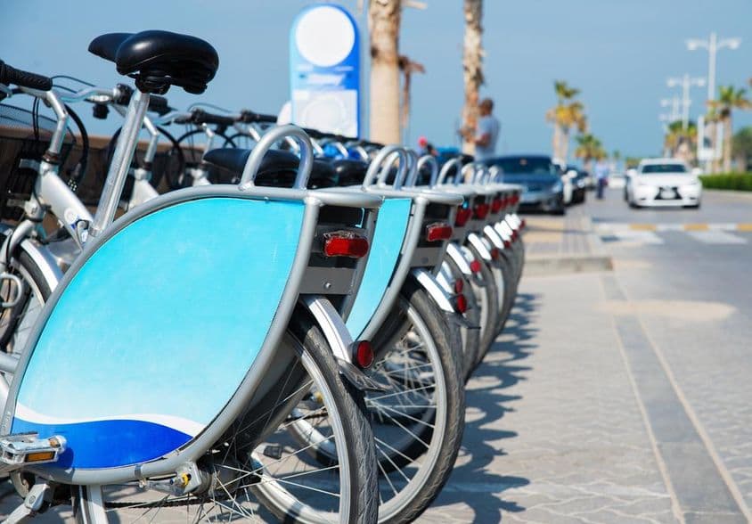 迪拜自行车整齐地放置在车架上。