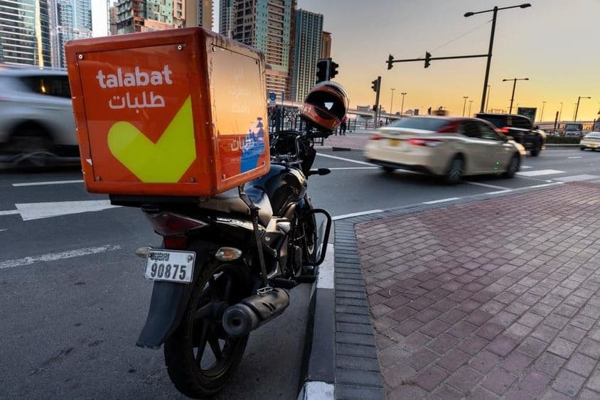 道路边停着的Talabat摩托车。