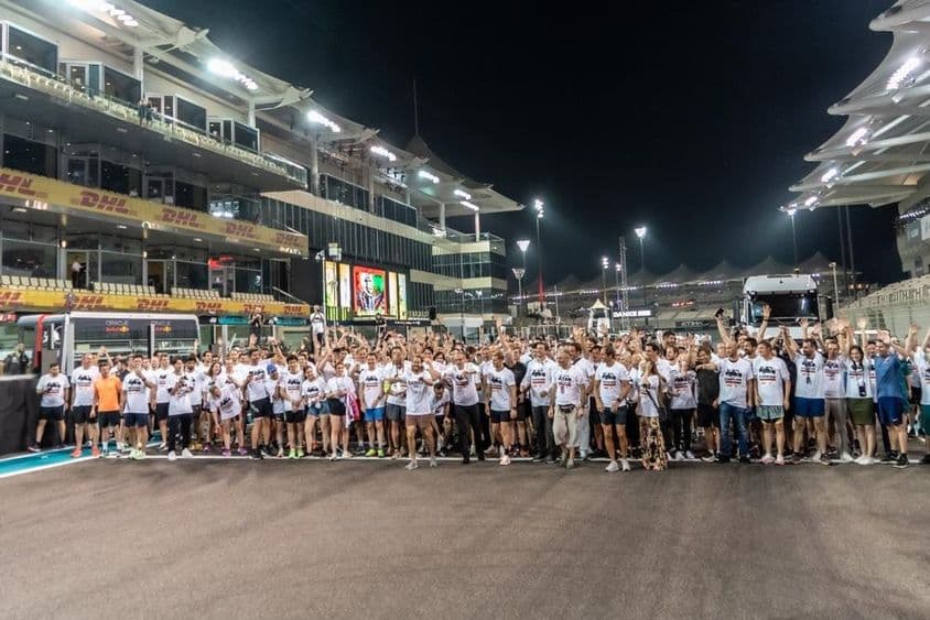 人们在起跑线等待比赛开始。