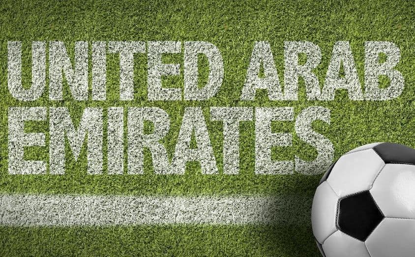 阿联酋字样和足球印在草地上。
