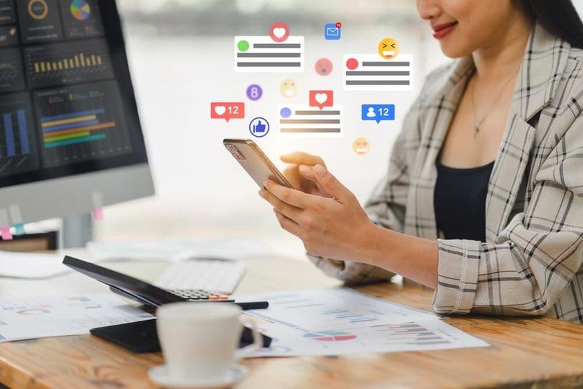 年轻女子正在用手机聊天。