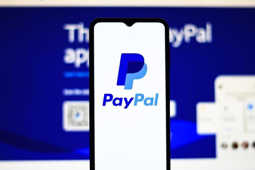 手机上的PayPal标志。