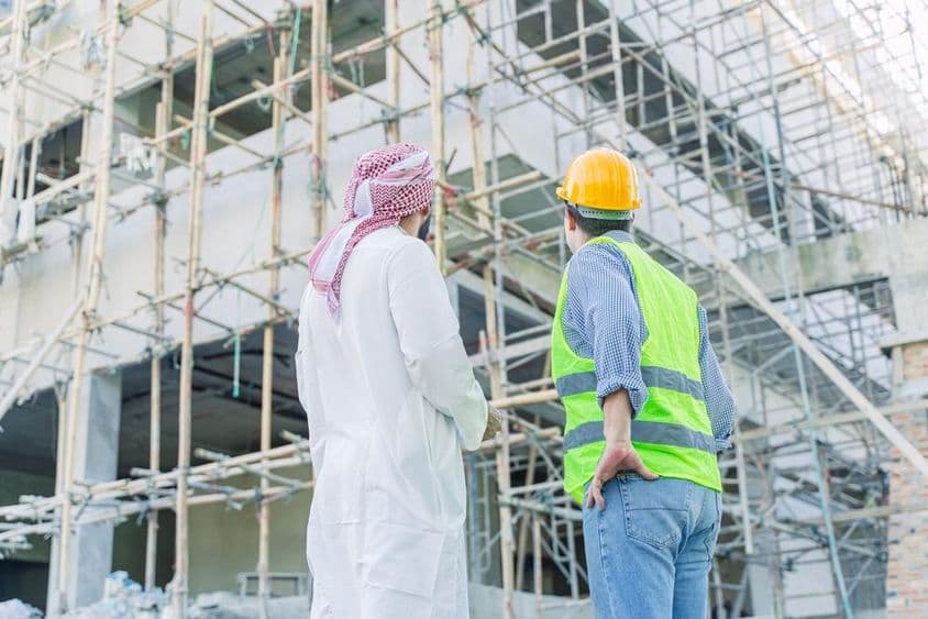工程师和投资者观看建筑施工。
