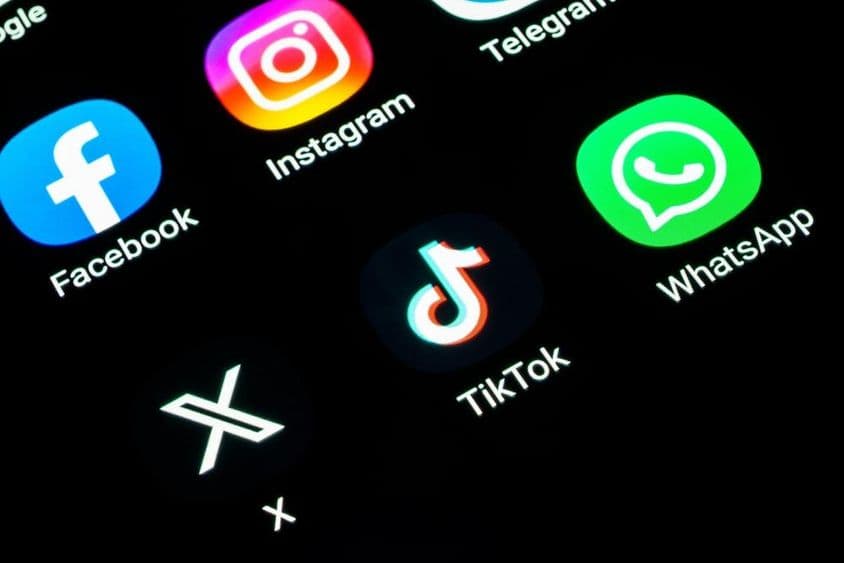 手机上的社交媒体平台。