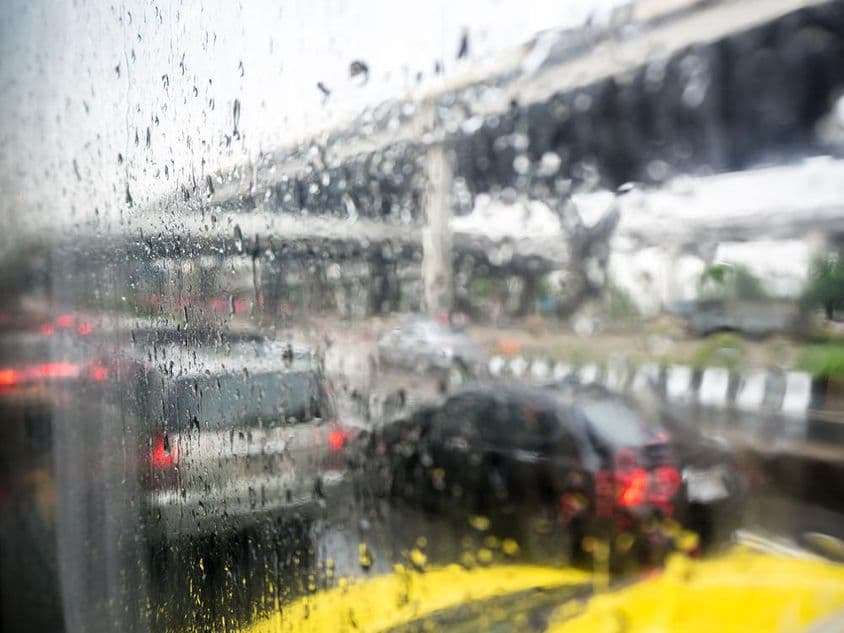 透过玻璃的迪拜降雨