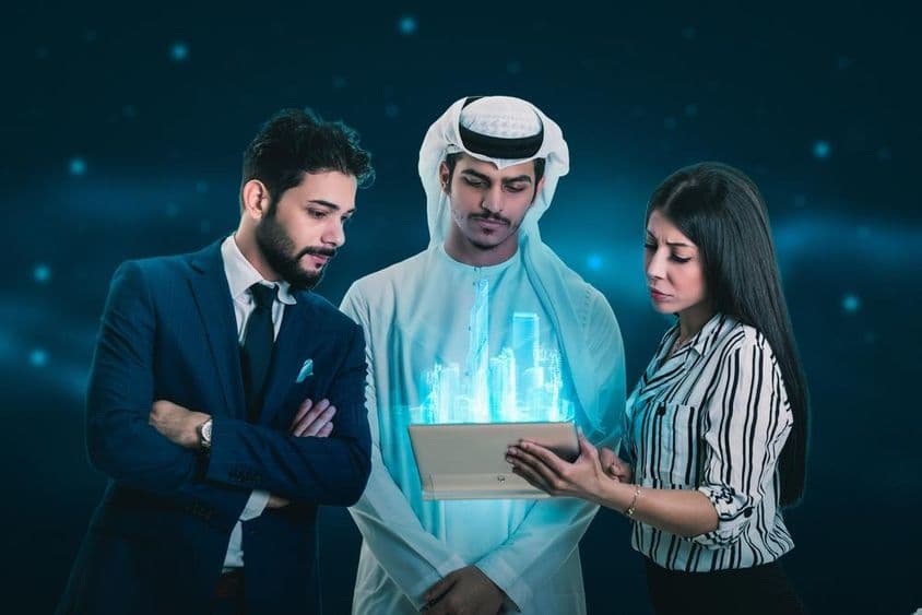 两男一女正在检查一个全息图。