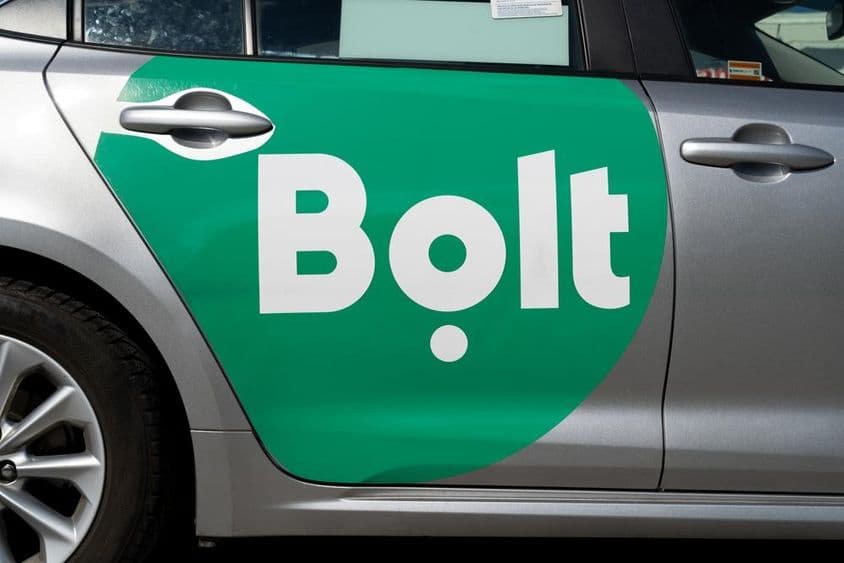 汽车侧面的Bolt标志。
