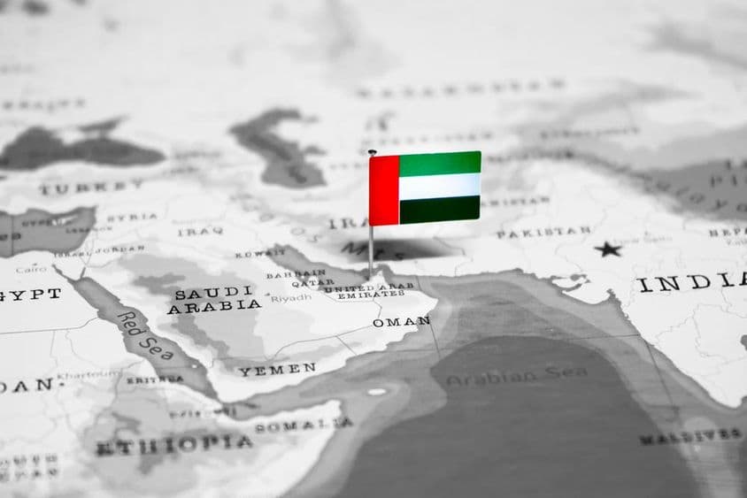 迪拜地图上的阿联酋旗帜。