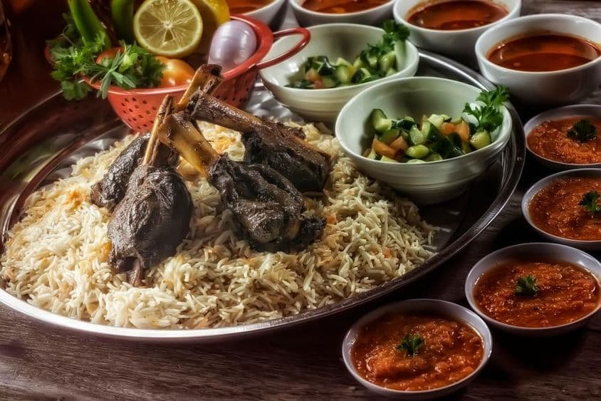 羊膝肉配米饭、配菜和甜点。