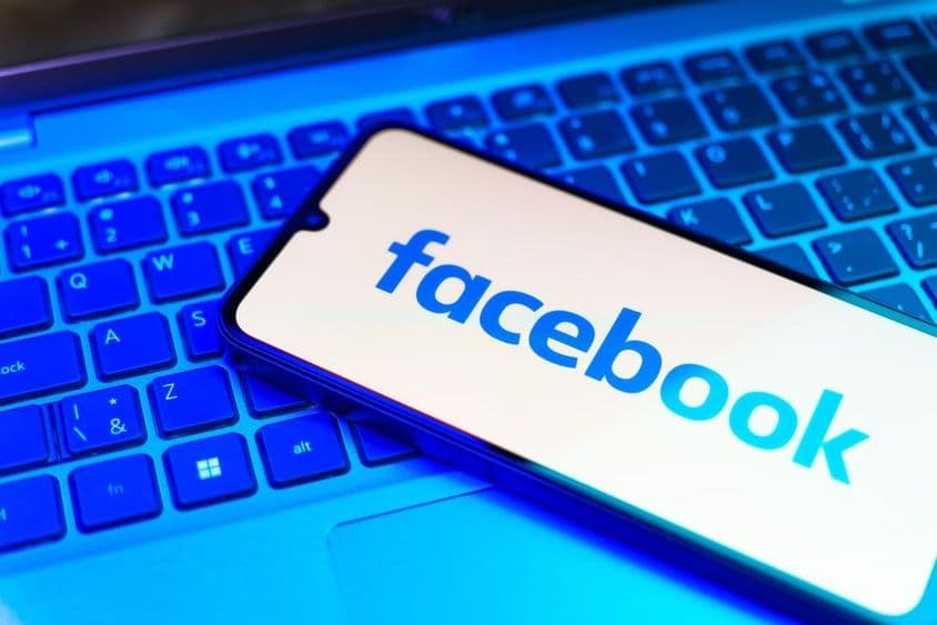 手机上的Facebook,下方有键盘。