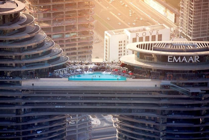 阳光下的摩天大楼泳池。