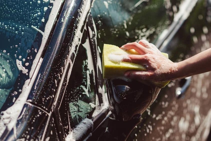 用海绵洗车。