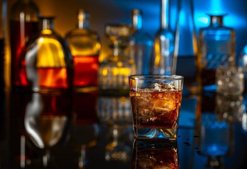 酒吧黑色桌面上的冰威士忌。