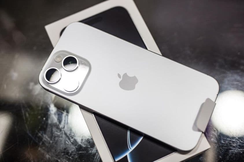 桌子上放着一个在盒子里的iPhone。