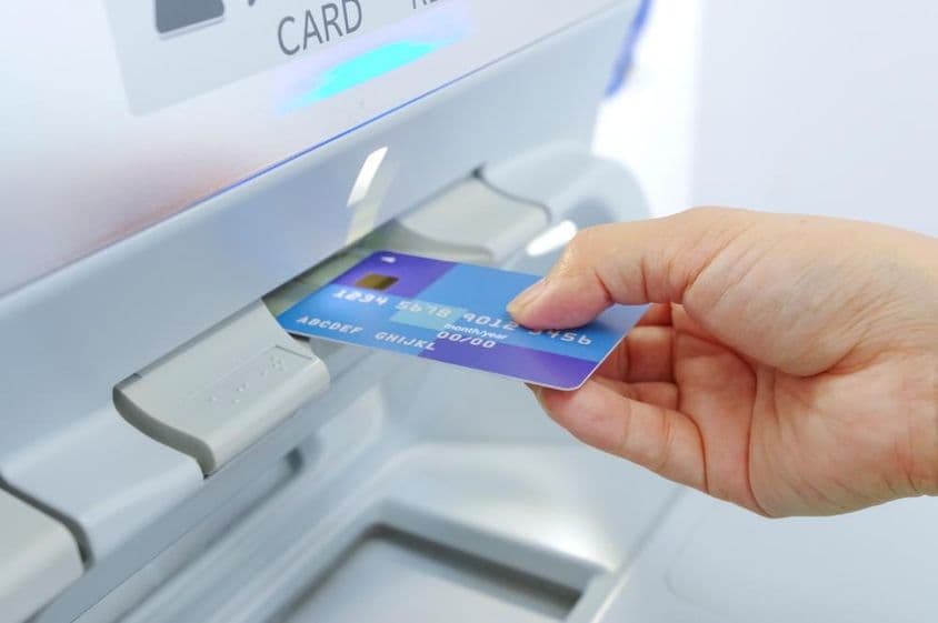 使用银行卡从ATM提取现金。