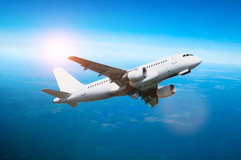 白色飞机在空中飞行。