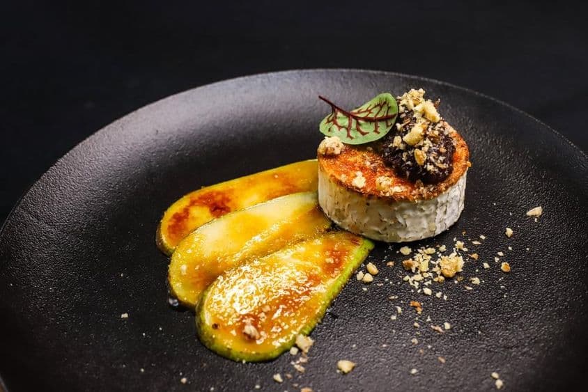 以高级餐饮方式呈现的焦糖梨烤山羊奶酪