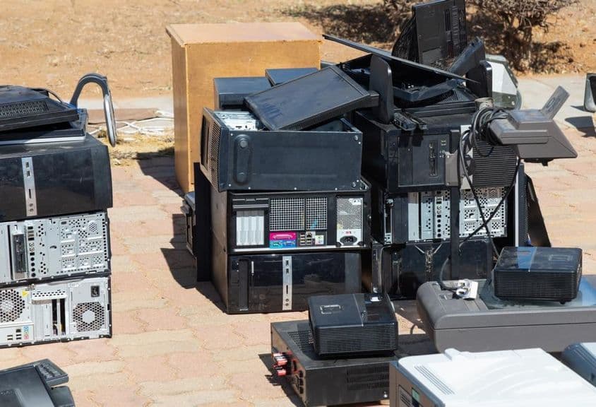 待回收的电子废物。