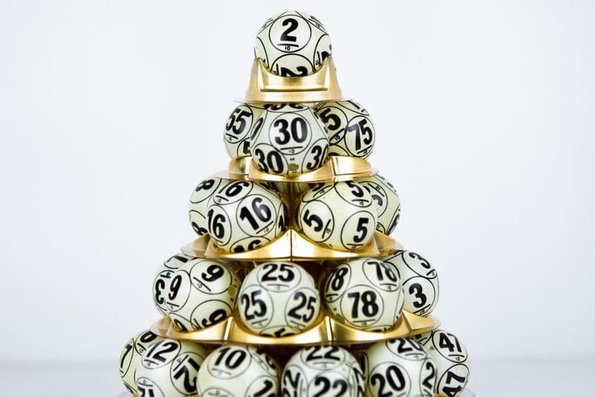 排列成金字塔形状的带号码的彩票球。
