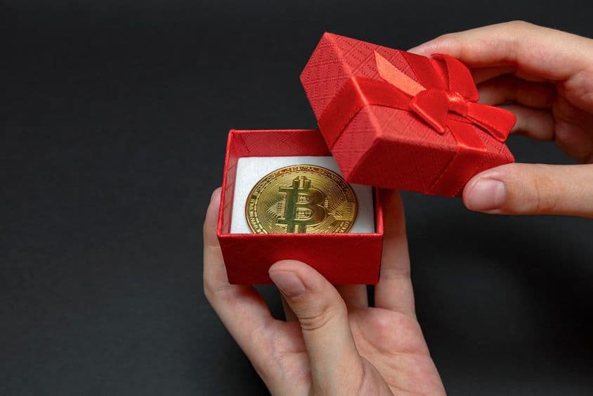 礼品盒中的比特币硬币。
