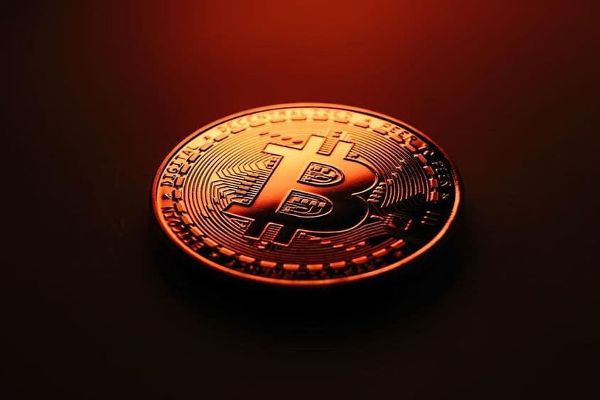 金色比特币硬币。