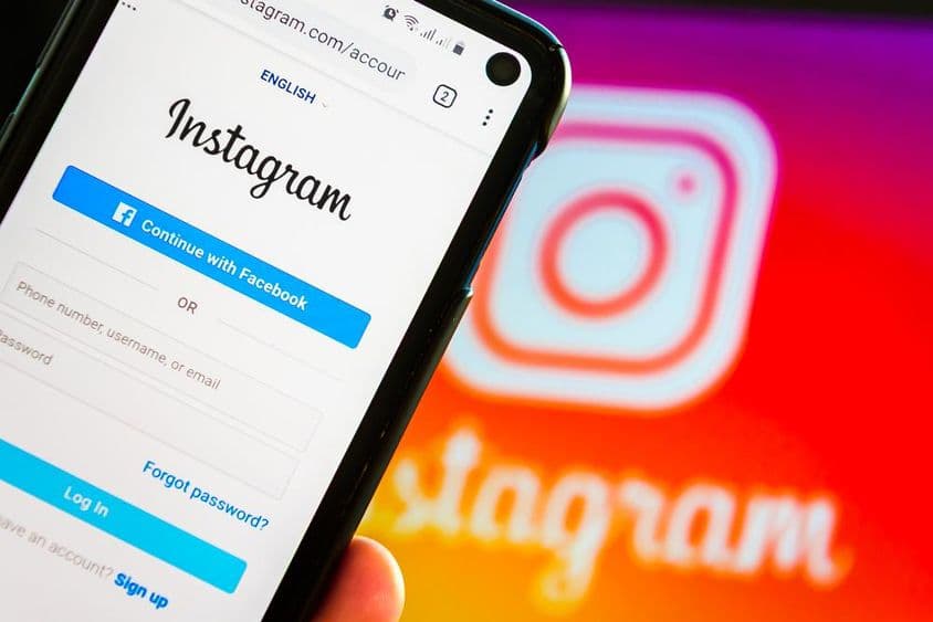 在智能手机上登录Instagram应用程序。