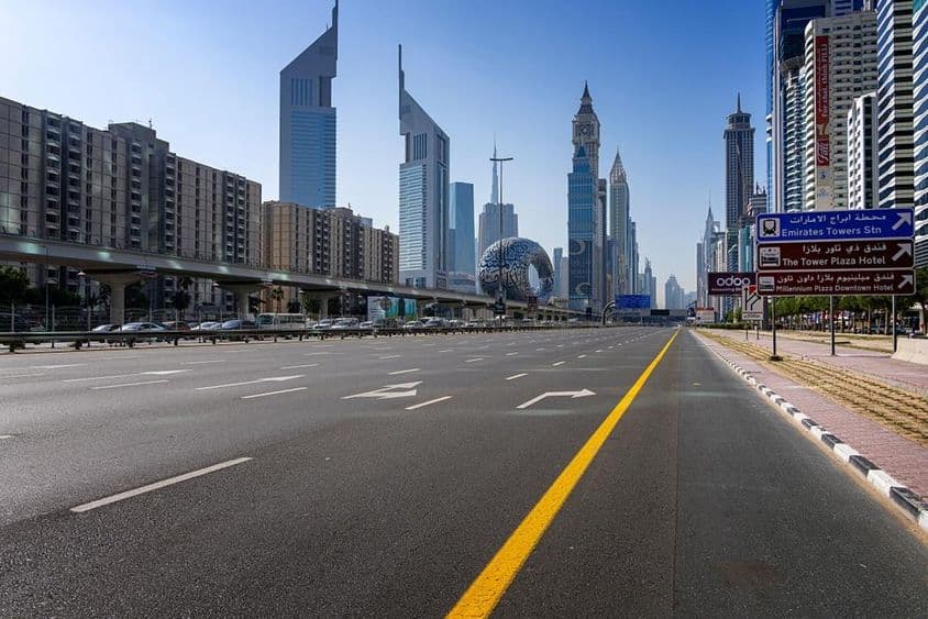 背景中有未来博物馆的迪拜道路。