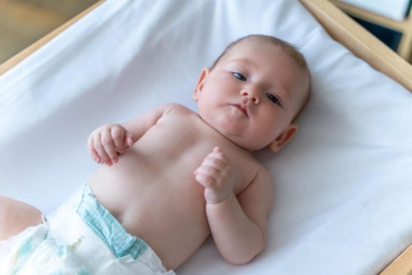 穿着尿布的白人婴儿躺着。