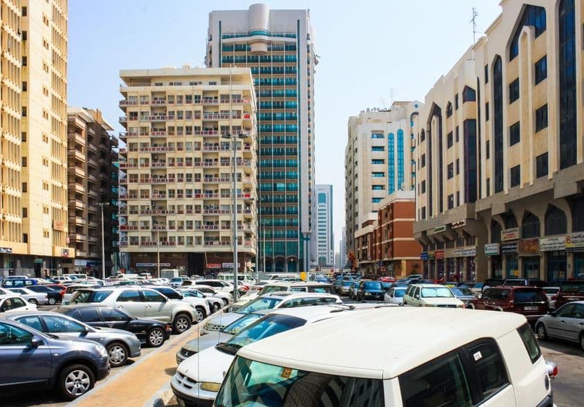 阿布扎比天际线和停车场景