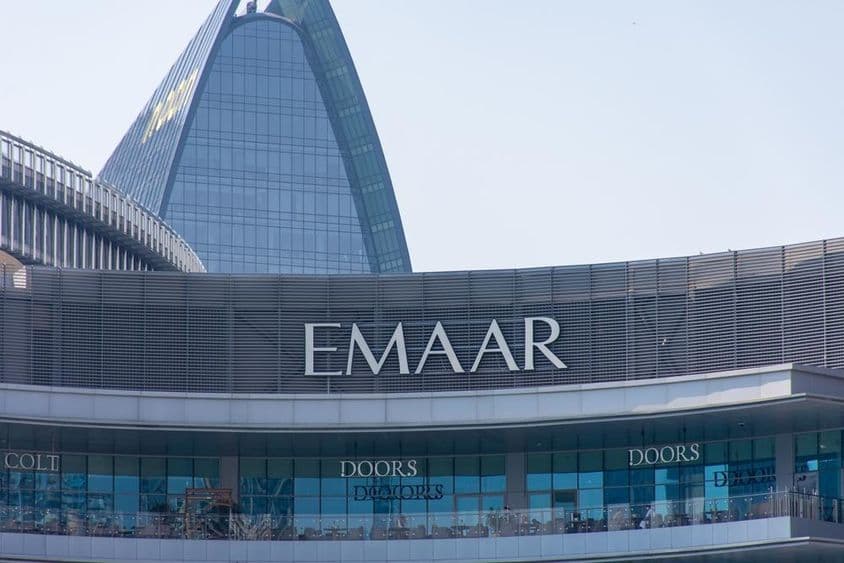 建筑外立面上的Emaar Properties标志