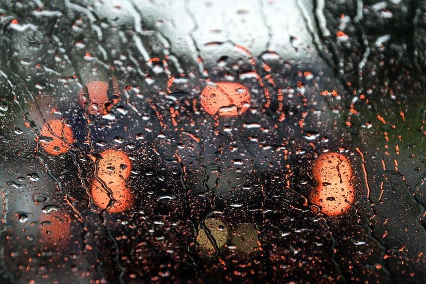 透过湿润车窗看迪拜景象