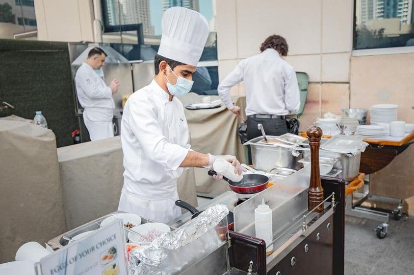 厨师在厨房煎蛋。