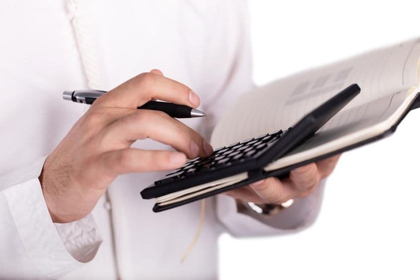 阿拉伯商人拿着计算器。