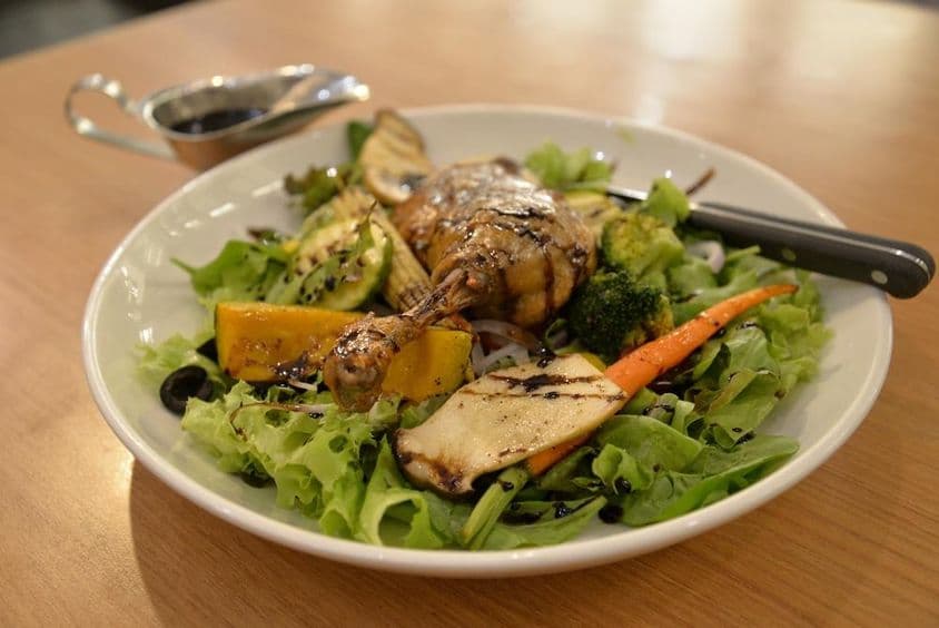 嫩鸭沙拉在餐盘上。