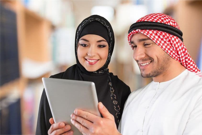 阿拉伯语学生查看平板上的学习资料。