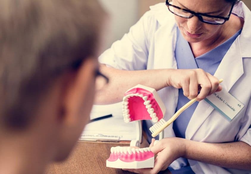 迪拜牙医展示刷牙技巧