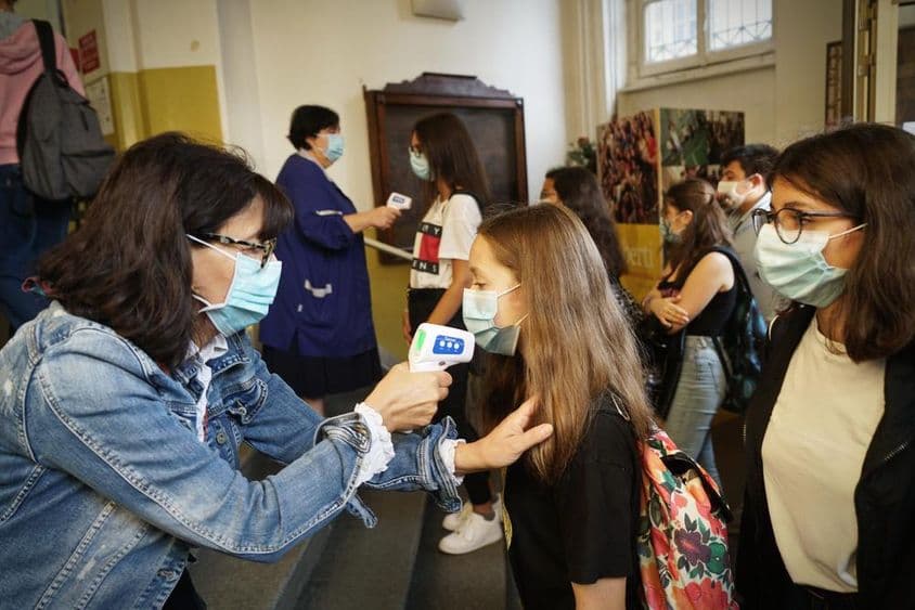 学生在学校接受体温检查。
