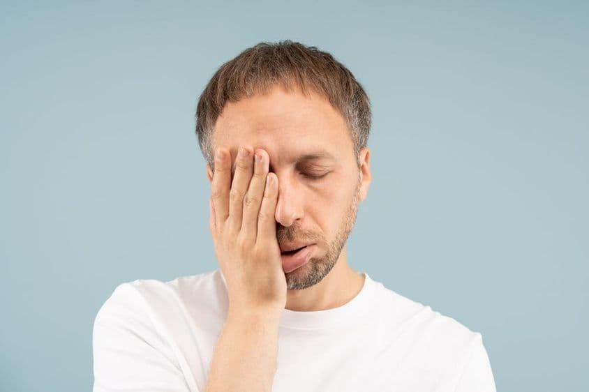 疲惫的男子感到筋疲力尽,需要心理帮助。