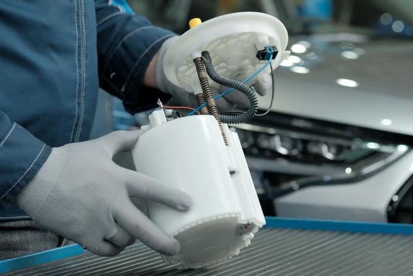 准备安装新燃油泵和更换故障产品