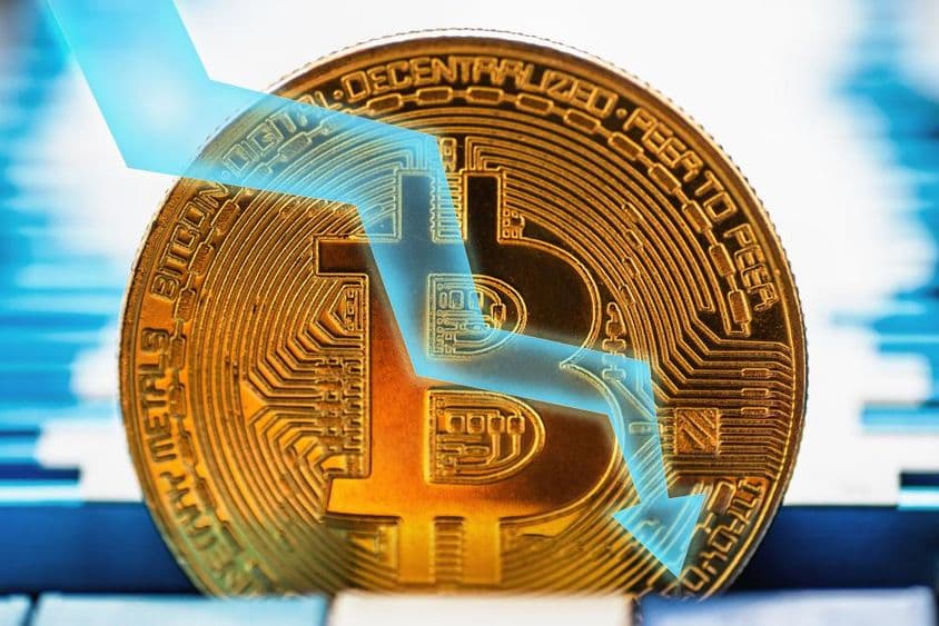 黄金比特币硬币 - 加密货币符号与技术背景中的向下箭头。