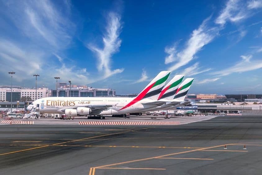 迪拜机场及停泊的阿联酋航空飞机。